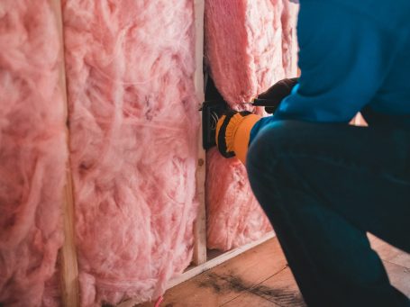 Installer fitting wall Insulation